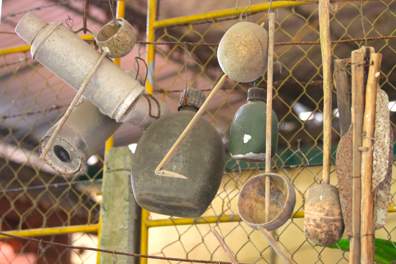 Ngoài kỷ vật chiến tranh, ông Hoan còn sưu tầm nhiều đồ vật cũ từ hàng chục đến hàng trăm năm trước. Tất cả được sắp xếp, trưng bày theo chủng loại từ đồ dùng sinh hoạt, công cụ sản xuất…