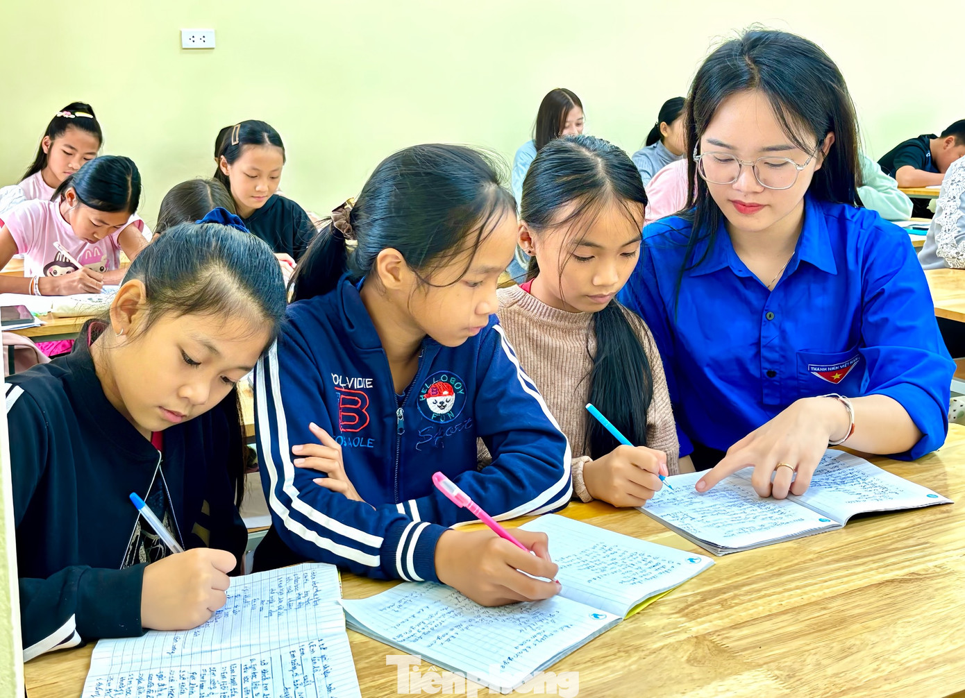 Để các cán bộ, người dân và các em học sinh dễ hiểu, tiếp thu được nhiều kiến thức, những "giáo viên áo xanh" sẽ dạy theo từng chủ đề từ giao tiếp, chào hỏi đến những câu, từ, sự vật cơ bản. "Trong dạy học thì khó nhất là viết chữ Lào nên mỗi lớp học chúng em sẽ có 2 bạn. 1 bạn là người Lào để hỗ trợ viết chữ. Các em học sinh tiếp thu rất nhanh nên ai cũng mừng", Vân Anh chia sẻ. Để các cán bộ, người dân và các em học sinh dễ hiểu, tiếp thu được nhiều kiến thức, những "giáo viên áo xanh" sẽ dạy theo từng chủ đề từ giao tiếp, chào hỏi đến những câu, từ, sự vật cơ bản. "Trong dạy học thì khó nhất là viết chữ Lào nên mỗi lớp học chúng em sẽ có 2 bạn. 1 bạn là người Lào để hỗ trợ viết chữ. Các em học sinh tiếp thu rất nhanh nên ai cũng mừng", Vân Anh chia sẻ.