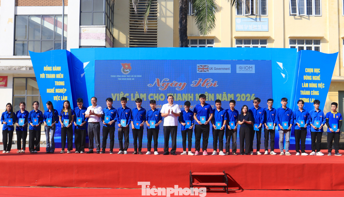 Tại chương trình, Ban tổ chức đã trao tặng 20 suất quà cho các bạn đoàn viên, thanh niên, sinh viên có hoàn cảnh khó khăn. Tại chương trình, Ban tổ chức đã trao tặng 20 suất quà cho các bạn đoàn viên, thanh niên, sinh viên có hoàn cảnh khó khăn.