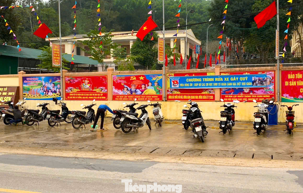 Hơn 1 tuần qua, đoàn viên thanh niên trên địa bàn huyện Anh Sơn (Nghệ An) đã triển khai nhiều hoạt động gây quỹ từ thiện ủng hộ các gia đình có hoàn cảnh khó khăn trên địa bàn huyện đón Tết Nguyên đán ấm áp, an vui.
