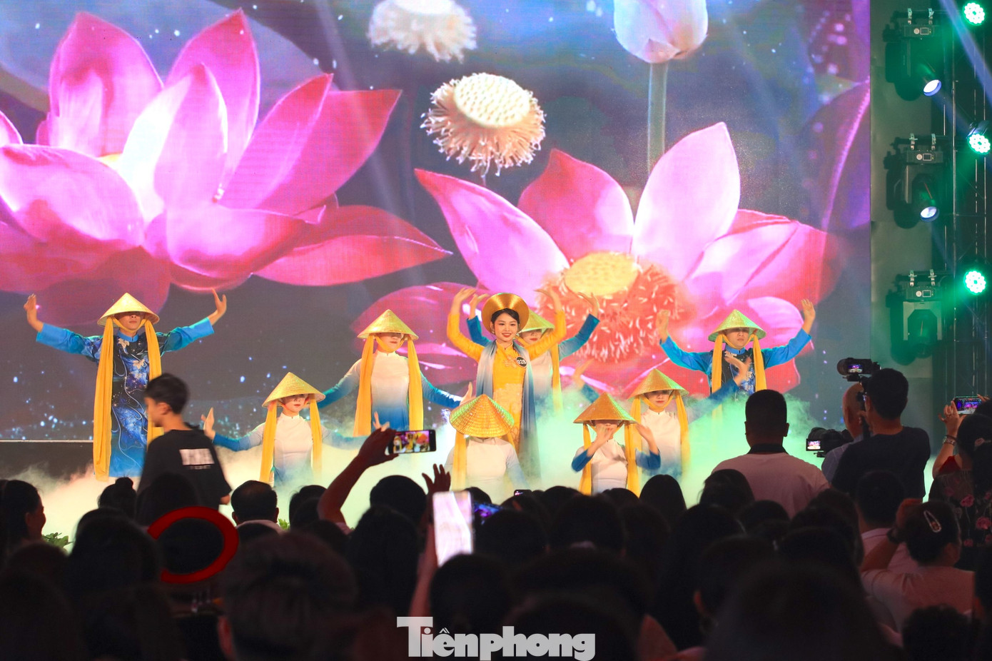 Nhiều thí sinh chuẩn bị công phu với dàn múa phụ họa, các đạo cụ độc đáo.