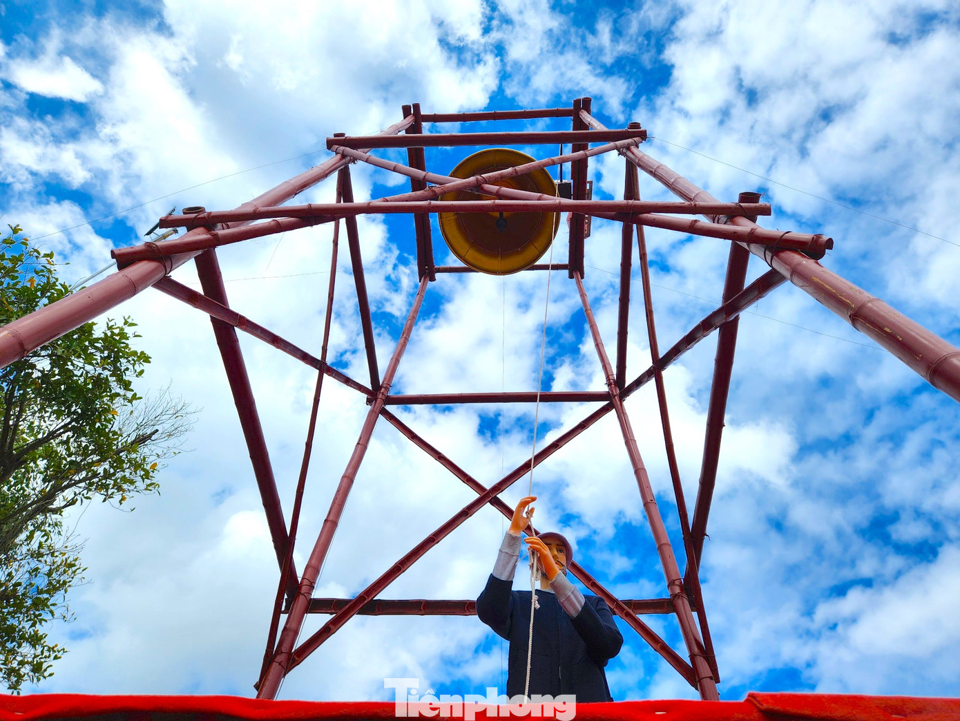 Một tháp chuông cao khoảng 20 m được dựng ngay trước hang đá. Để đảm bảo an toàn, xung quanh hang đá còn được đặt nhiều bình chữa cháy đề phòng những tình huống bất trắc xảy ra. Một tháp chuông cao khoảng 20 m được dựng ngay trước hang đá. Để đảm bảo an toàn, xung quanh hang đá còn được đặt nhiều bình chữa cháy đề phòng những tình huống bất trắc xảy ra.