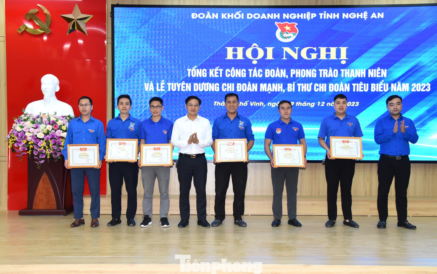 Trao tặng giấy khen cho các cá nhân có thành tích xuất sắc.