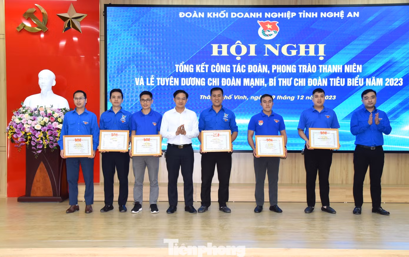 Trao tặng giấy khen cho các cá nhân có thành tích xuất sắc.