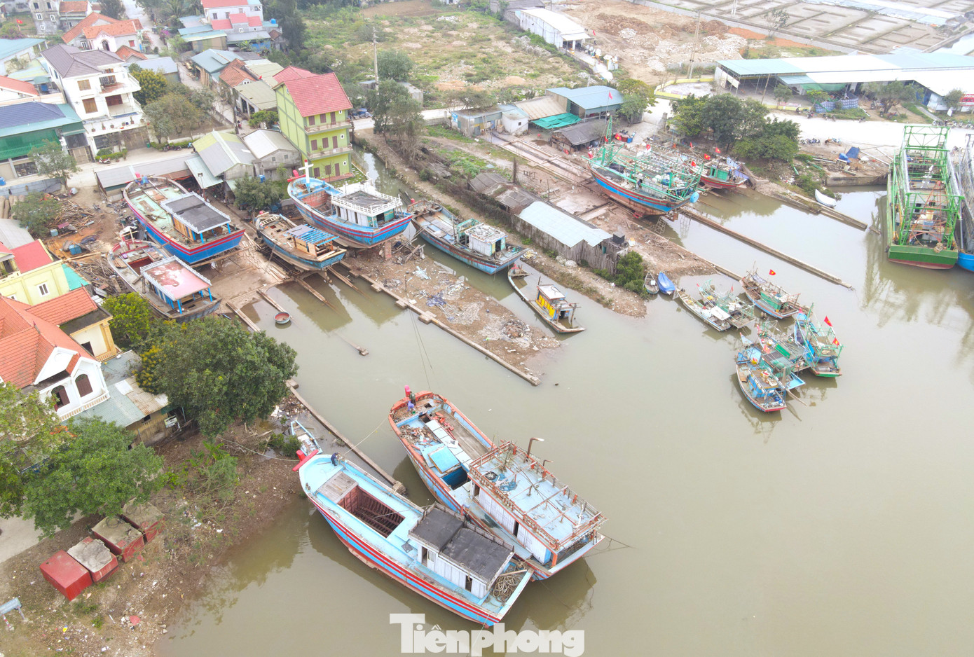 Những ngày này, các cơ sở sửa chữa tàu thuyền ở huyện Quỳnh Lưu, thị xã Hoàng Mai (Nghệ An) luôn tấp nập tàu thuyền vào ra sửa chữa, nâng cấp. Có những con tàu hỏng hóc phải bắt bệnh sửa chữa. Cũng có những con tàu vào chỉ để tân trang, “thay áo mới” sau thời gian dài hoạt động.