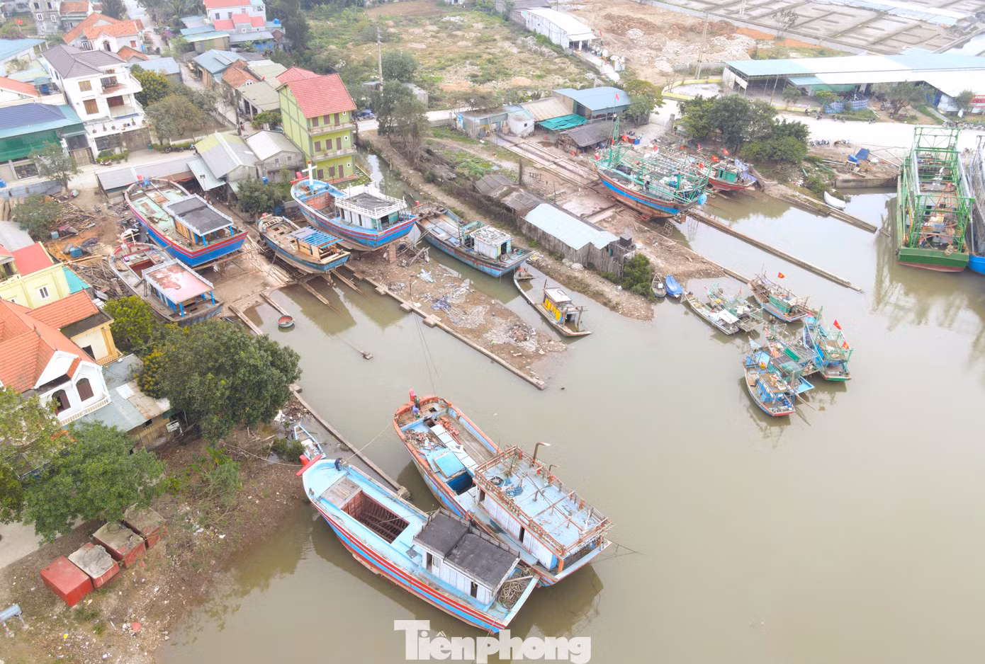 Những ngày này, các cơ sở sửa chữa tàu thuyền ở huyện Quỳnh Lưu, thị xã Hoàng Mai (Nghệ An) luôn tấp nập tàu thuyền vào ra sửa chữa, nâng cấp. Có những con tàu hỏng hóc phải bắt bệnh sửa chữa. Cũng có những con tàu vào chỉ để tân trang, “thay áo mới” sau thời gian dài hoạt động.
