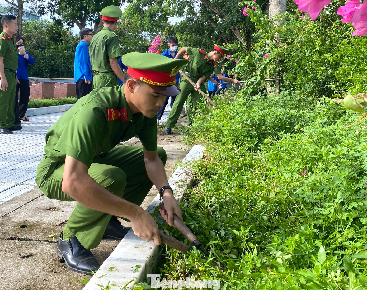 Đoàn viên thanh niên Công an tỉnh tổ chức cắt cỏ, dọn dẹp khuôn viên các nghĩa trang liệt sĩ.