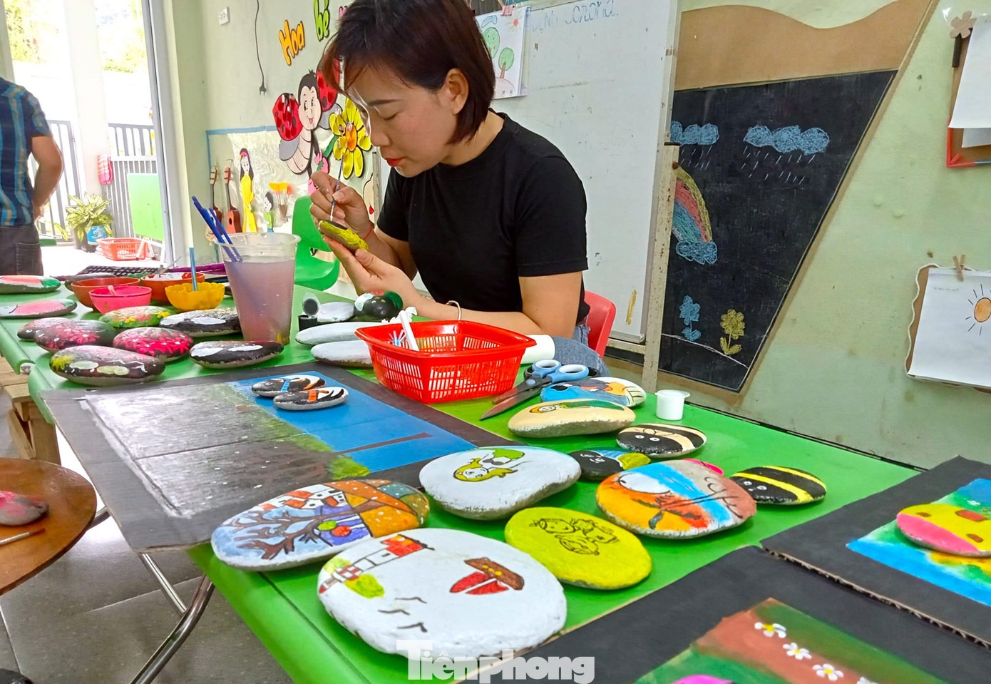 Cô Trần Thị Hiền (trường mầm non Hòa Bình) cho hay, khác với những bức tranh vẽ từ màu, việc vẽ bằng đá khó khăn hơn. Ban đầu, các cô giáo phải làm sạch đá rồi tô nhiều lớp màu lên để tạo ra mảng màu đẹp mắt. Ngoài ra, việc chọn lựa những viên đá phù hợp để làm sao ghép lên tạo ra một bức tranh đẹp mới là điều khó khăn nhất.