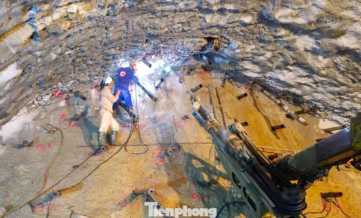 Những ngày cuối cùng của năm 2023, trên công trường thi công hầm Thần Vũ đoạn qua địa bàn huyện Nghi Lộc (tỉnh Nghệ An) vẫn có cả trăm kỹ sư, công nhân và máy móc các loại hoạt động như ngày bình thường.