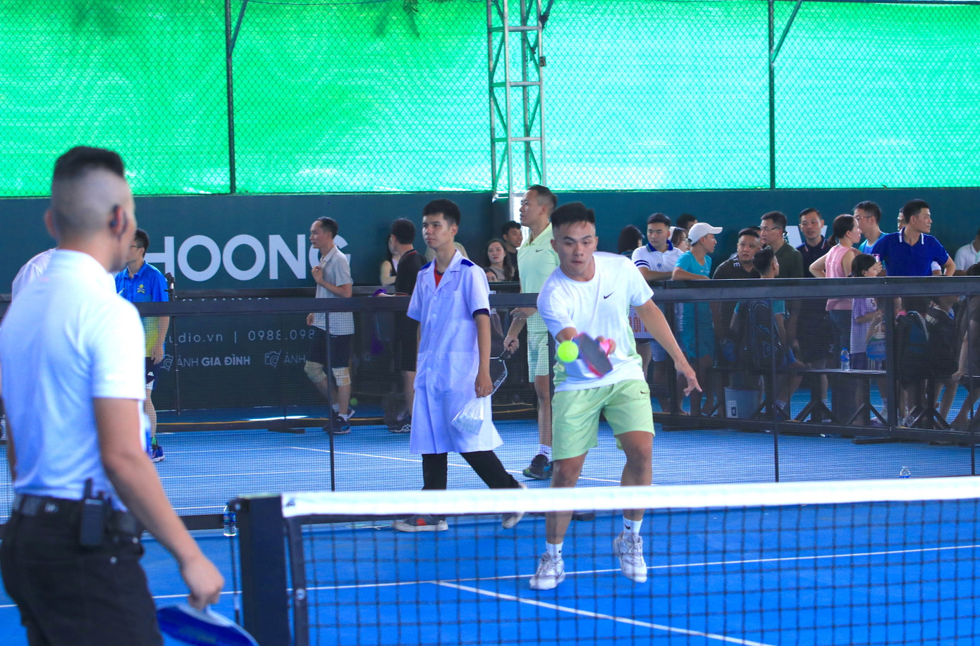 Phía bên ngoài, các trọng tài, đội ngũ y tế luôn tập trung, túc trực để đảm bảo trận đấu được diễn ra khách quan, an toàn. Phía bên ngoài, các trọng tài, đội ngũ y tế luôn tập trung, túc trực để đảm bảo trận đấu được diễn ra khách quan, an toàn.