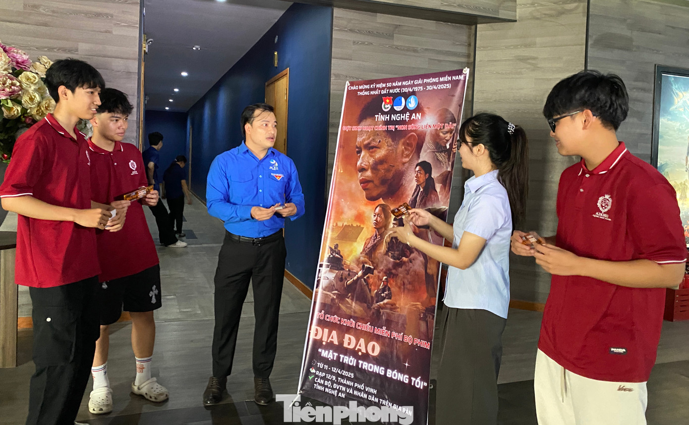 “Đợt sinh hoạt chính trị kéo dài trong 3 ngày và không giới hạn đối tượng. Đó là cách chúng tôi đổi mới chương trình, phương pháp giáo dục, trực quan sinh động. Thông qua đó bồi đắp lý tưởng cách mạng, đạo đức, lối sống cho thế hệ trẻ và người dân. Đặc biệt là khơi dậy lòng yêu nước trong mỗi người, mỗi thời điểm bằng những việc làm thiết thực trong cuộc sống hàng ngày. Đợt sinh hoạt chính trị này có sức lan tỏa rất lớn. Hiện Ban tổ chức đã phát hơn 5.000 vé đến người dân, các bác cựu chiến binh, học sinh sinh viên, giáo viên và các bạn đoàn viên thanh niên trên địa bàn tỉnh. Thậm chí chúng tôi nhận được nhiều đăng ký của người dân tỉnh Hà Tĩnh. Có người đi đến 50 km để được nhận vé và xem phim”, chị Nguyễn Thị Quỳnh - Trưởng Ban Tuyên giáo Tỉnh Đoàn Nghệ An nói.