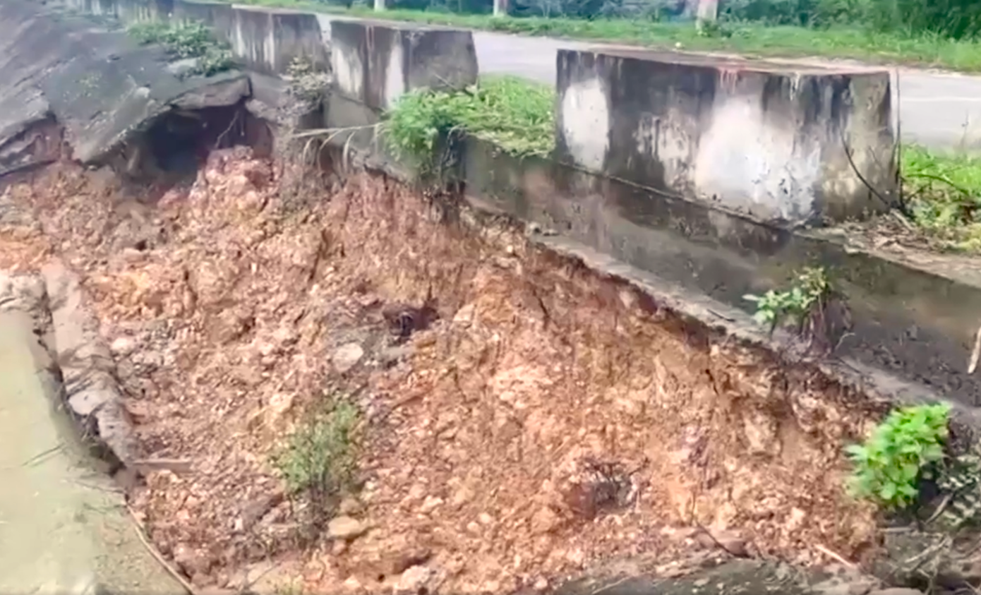 Mái kênh xuất hiện sạt lở nghiêm trọng. Mái kênh xuất hiện sạt lở nghiêm trọng.