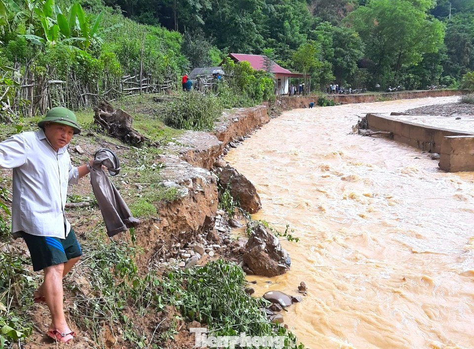 Một đoạn đường thảm nhựa dài hơn 100m đi qua xã Chiêu Lưu bị lũ cuốn trôi hoàn toàn.