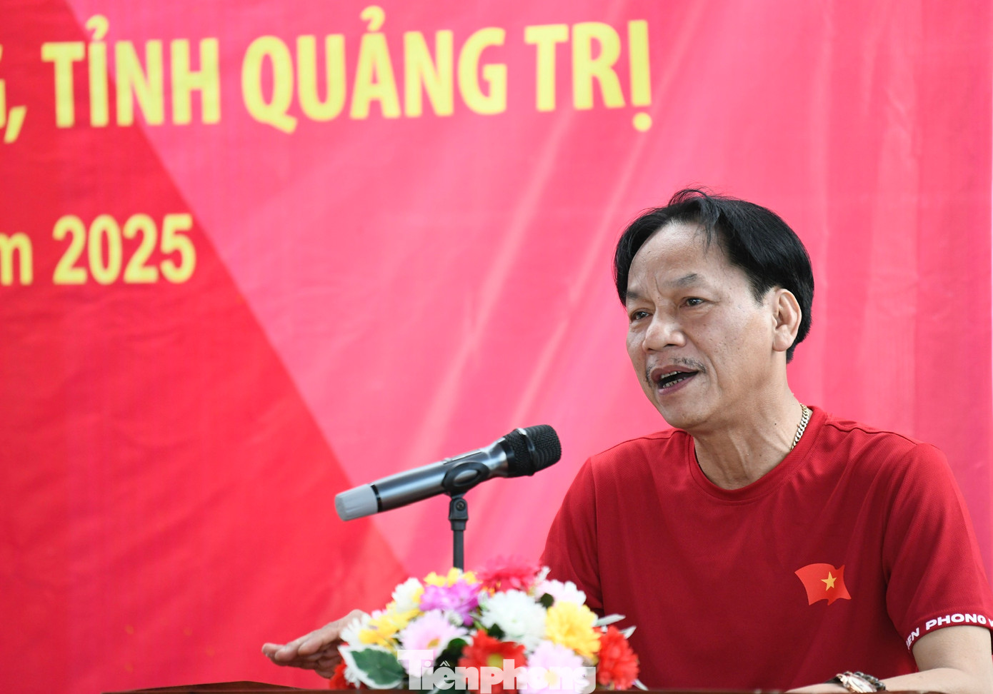 Nhà báo Lê Minh Toản - Phó Tổng Biên tập báo Tiền Phong, Phó Trưởng Ban tổ chức Tiền Phong Marathon 2025, phát biểu tại buổi lễ.