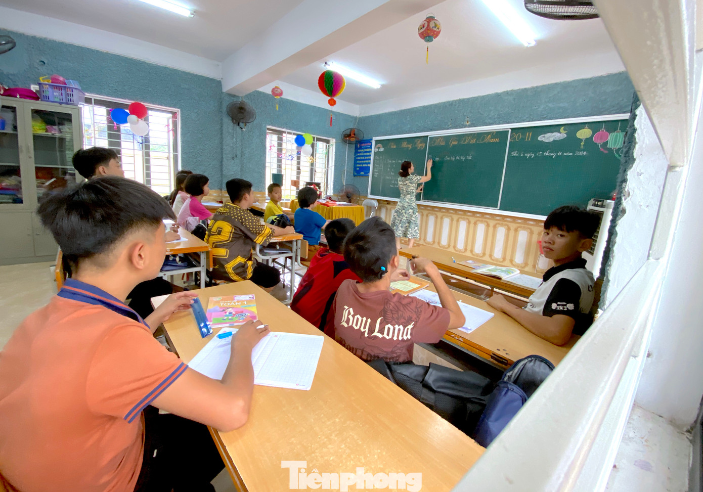 "Các em được học chương trình văn hóa trong vòng 5 năm và được học nghề 3 năm. Trước khi vào, các em được phân loại và bố trí vào các lớp học. Sau khi học văn hóa, nếu các em đã đủ 14 tuổi trở lên sẽ được chuyển sang lớp học nghề. Nếu chưa đủ, các em sẽ chờ đủ 14 tuổi mới tiếp tục học nghề", ông Nguyễn Mạnh Thắng nói và cho biết, tại trung tâm hiện đang dạy cho các em nhiều nghề, trong đó nghề may là chủ yếu. Ngoài ra còn có nghề thêu, nghề mộc, nghề vi tính.