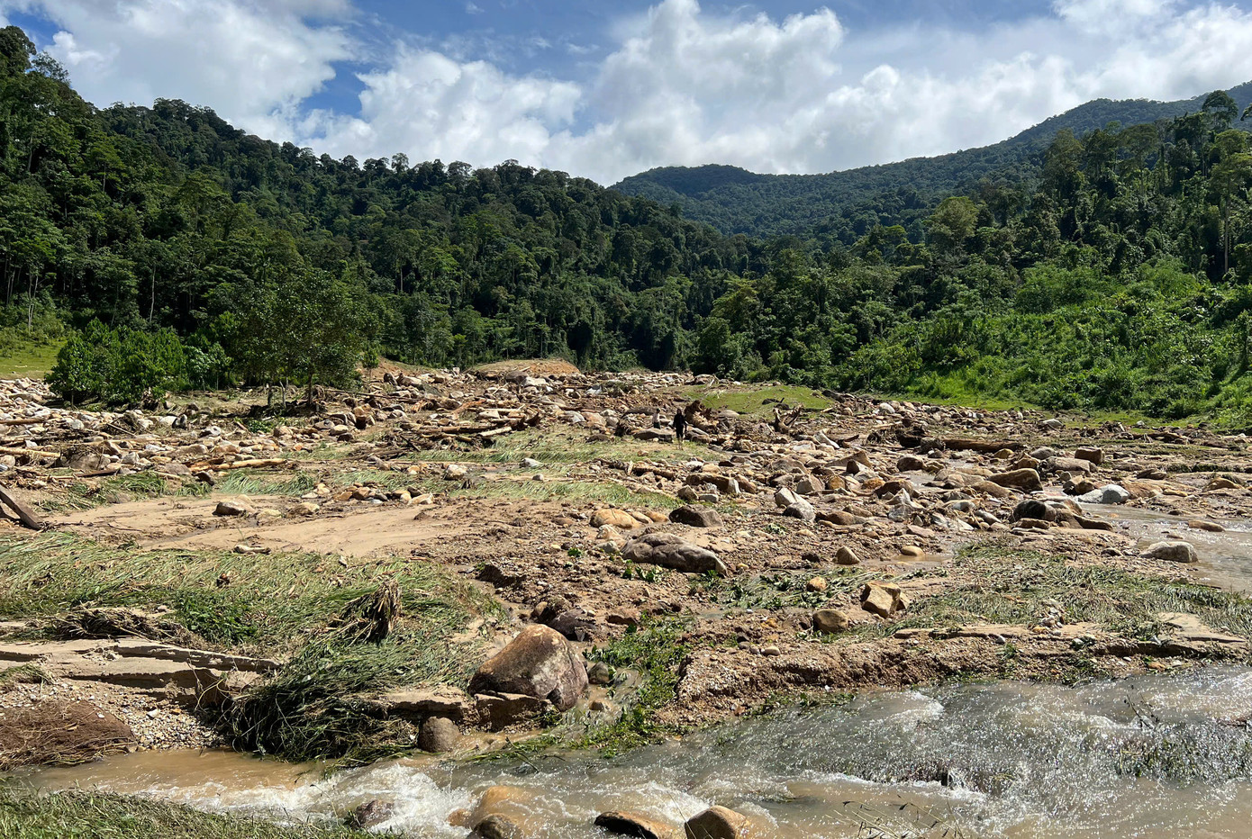 Theo báo cáo nhanh của chính quyền địa phương, trận lũ quét xảy ra vào khoảng 21h đêm 28/5. Thời điểm này lượng lớn nước, đất đá, cây cối từ thượng nguồn khe Pùng chảy xuống hạ lưu gây thiệt hại lớn về hoa màu, tài sản cho người dân sống 2 bên dọc khe suối. May mắn, trận lũ không gây thiệt hại về người.