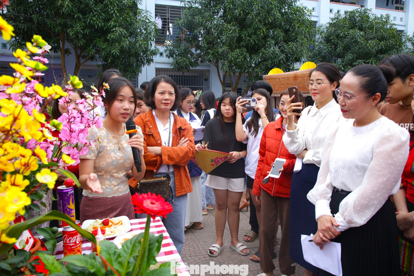 Các em học sinh sẽ tự thuyết trình giới thiệu những món ăn trong mâm cỗ của mình.