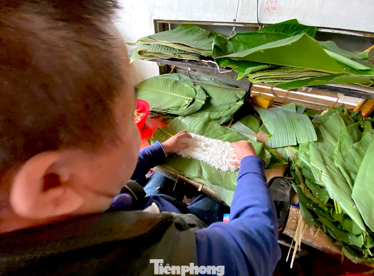 "Khi đã có người chuẩn bị các nguyên vật liệu và công việc khác thì thợ chúng tôi gói 1 chiếc bánh chỉ mất chừng 30 giây là xong", chị Phan Thị Kiều (34 tuổi; thợ gói bánh lành nghề) chia sẻ.