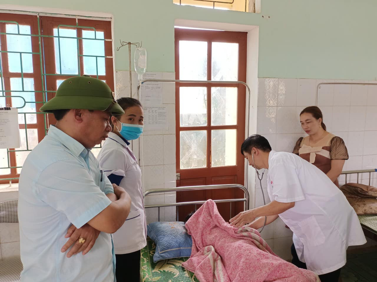 Cháu R. được cứu sống thành công sau khi ăn lá ngón tự tử. (Ảnh: Lê Thạch). Cháu R. được cứu sống thành công sau khi ăn lá ngón tự tử. (Ảnh: Lê Thạch).