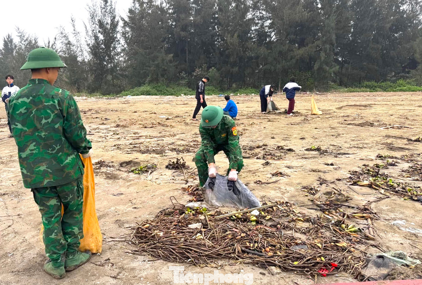 Sau khi tập kết lại, rác sẽ được phân loại và đưa đi tiêu hủy, đảm bảo vệ sinh môi trường và trả lại bờ biển sạch đẹp. Sau khi tập kết lại, rác sẽ được phân loại và đưa đi tiêu hủy, đảm bảo vệ sinh môi trường và trả lại bờ biển sạch đẹp.