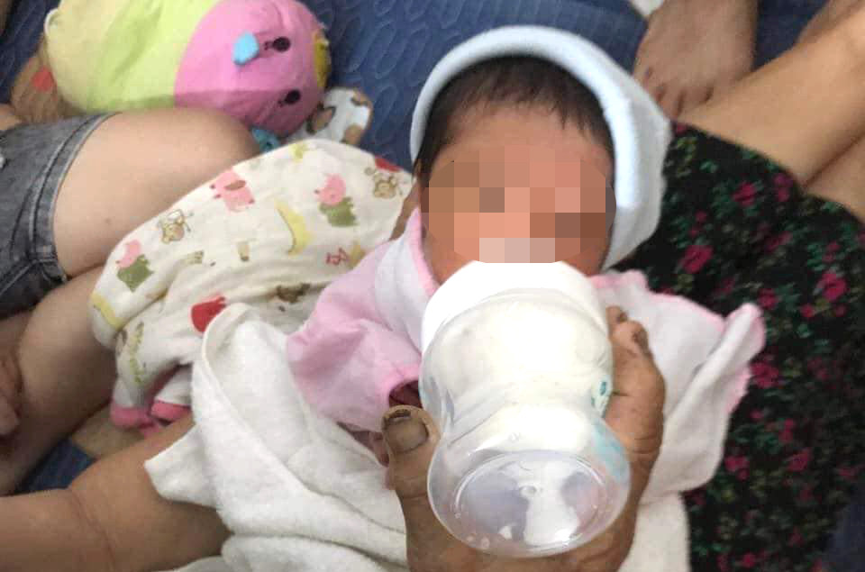 Cháu bé có sức khỏe bình thường.