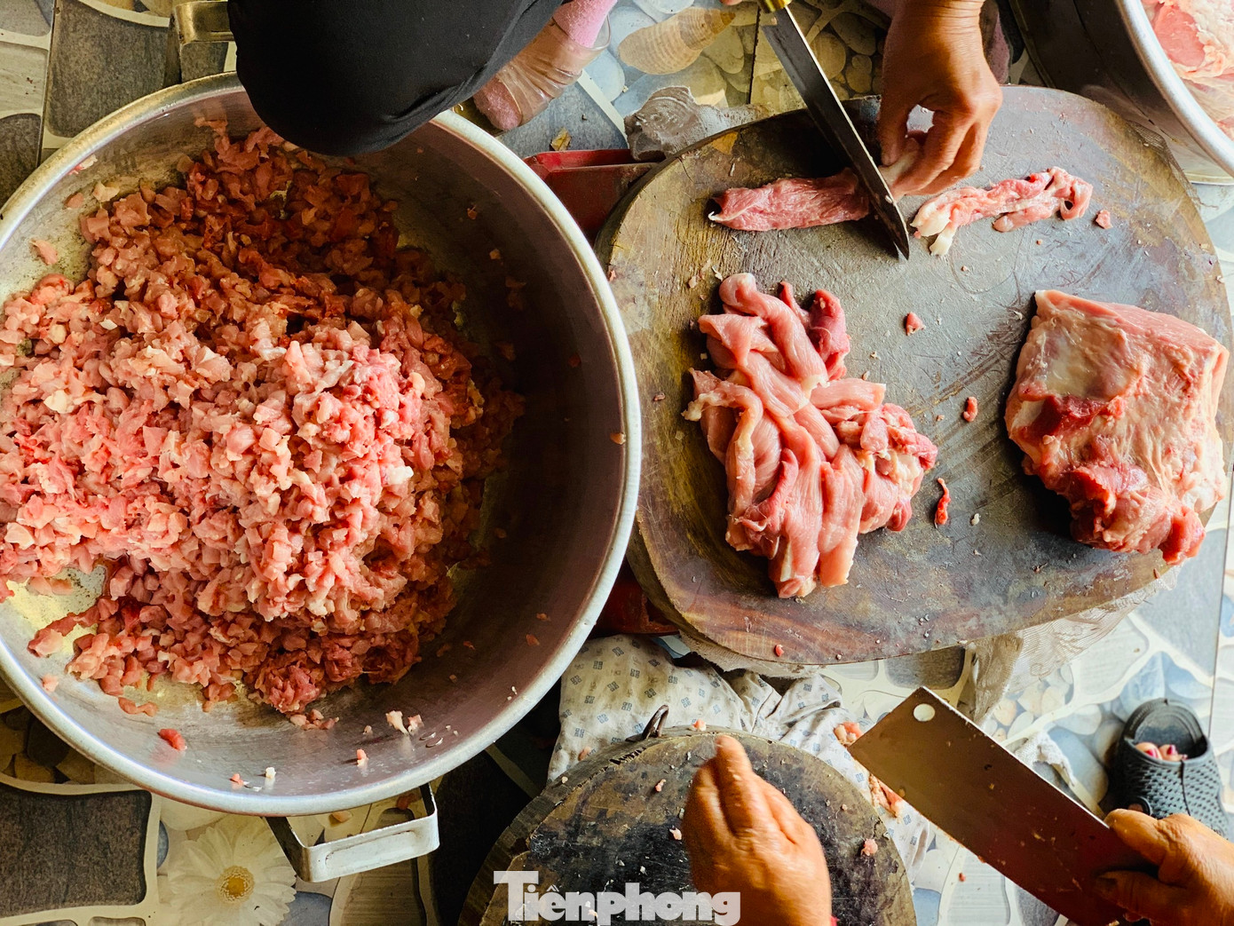 Chị Nhuận cho hay, để làm được món trâu, bò gác bếp ngon thì phải chọn thịt từ bò bản địa. Thịt chọn làm phải là thịt mông, nguyên khối nạc, dọc thớ. Thịt càng tươi thì khi chín, màu thịt vẫn còn đỏ tươi, thơm ngon. Thịt sau khi mua về được rửa sạch, lọc gân, mỡ rồi cắt thành từng khúc dài khoảng 20-25cm. Chị Nhuận cho hay, để làm được món trâu, bò gác bếp ngon thì phải chọn thịt từ bò bản địa. Thịt chọn làm phải là thịt mông, nguyên khối nạc, dọc thớ. Thịt càng tươi thì khi chín, màu thịt vẫn còn đỏ tươi, thơm ngon. Thịt sau khi mua về được rửa sạch, lọc gân, mỡ rồi cắt thành từng khúc dài khoảng 20-25cm.