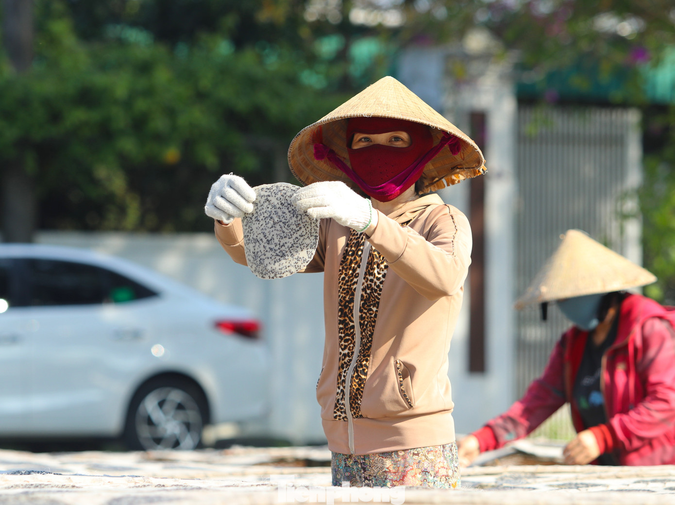 "3 tạ gạo làm ra được khoảng 10 nghìn chiếc bánh. Có ngày làm từ 3-4 tạ gạo. Tính ra mỗi tháng làm được khoảng 150tr. Bánh sau khi được tráng bằng máy thợ sẽ đưa ra nắng phơi nên cứ trời nắng là vui. Tùy vào khách đặt bánh nướng sẵn hoặc chưa nướng để đóng gói giao cho khách", anh Nguyễn Như Kiểu chia sẻ. "3 tạ gạo làm ra được khoảng 10 nghìn chiếc bánh. Có ngày làm từ 3-4 tạ gạo. Tính ra mỗi tháng làm được khoảng 150tr. Bánh sau khi được tráng bằng máy thợ sẽ đưa ra nắng phơi nên cứ trời nắng là vui. Tùy vào khách đặt bánh nướng sẵn hoặc chưa nướng để đóng gói giao cho khách", anh Nguyễn Như Kiểu chia sẻ.