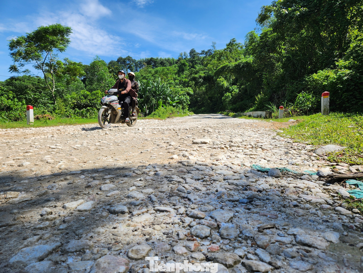 "Từ năm 2000 đến nay tuyến đường này hầu như không được sửa chữa. Họ chỉ nạo vét lề, kênh mương, còn mặt đường không được sửa chữa. Xã, huyện thường xuyên vận động các doanh nghiệp bỏ tiền để đổ đá thì mặt đường mới đi được. Thậm chí, xã nhiều lần phải bố trí xe chở đất, đá ra lấp các ổ voi, ổ gà trên mặt đường để cho bà con đi. Trong các cuộc tiếp xúc cử tri, cuộc họp, xã đã nhiều lần kiến nghị các cấp các ngành, tỉnh để sớm nâng cấp, sửa chữa con đường cho nhân dân đi lại”, ông Hóa nói.