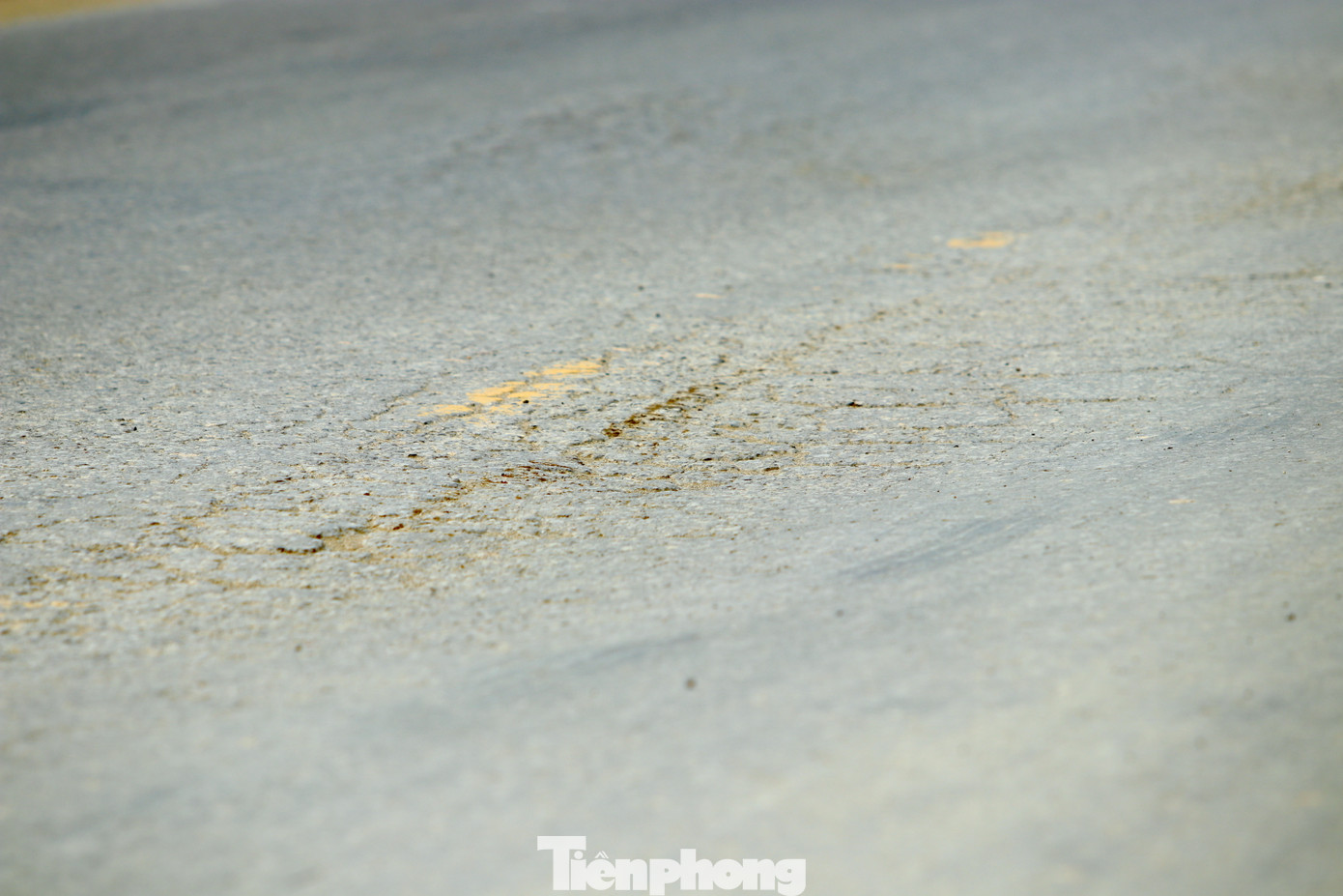 Mặt đường nhiều điểm trên tuyến Tỉnh lộ 542C đã bị rạn nứt, hằn lún. Nhiều nơi đã xuất hiện "ổ gà".