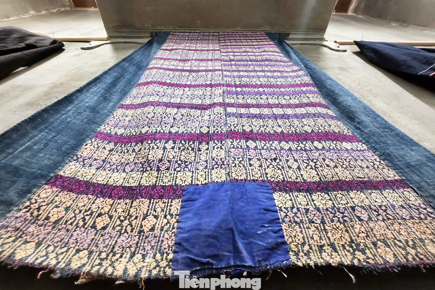 Chiếc chăn người Tày có niên đại hơn 120 năm được bà Bích sưu tầm về trưng bày trong bảo tàng từ nhiều năm trước.