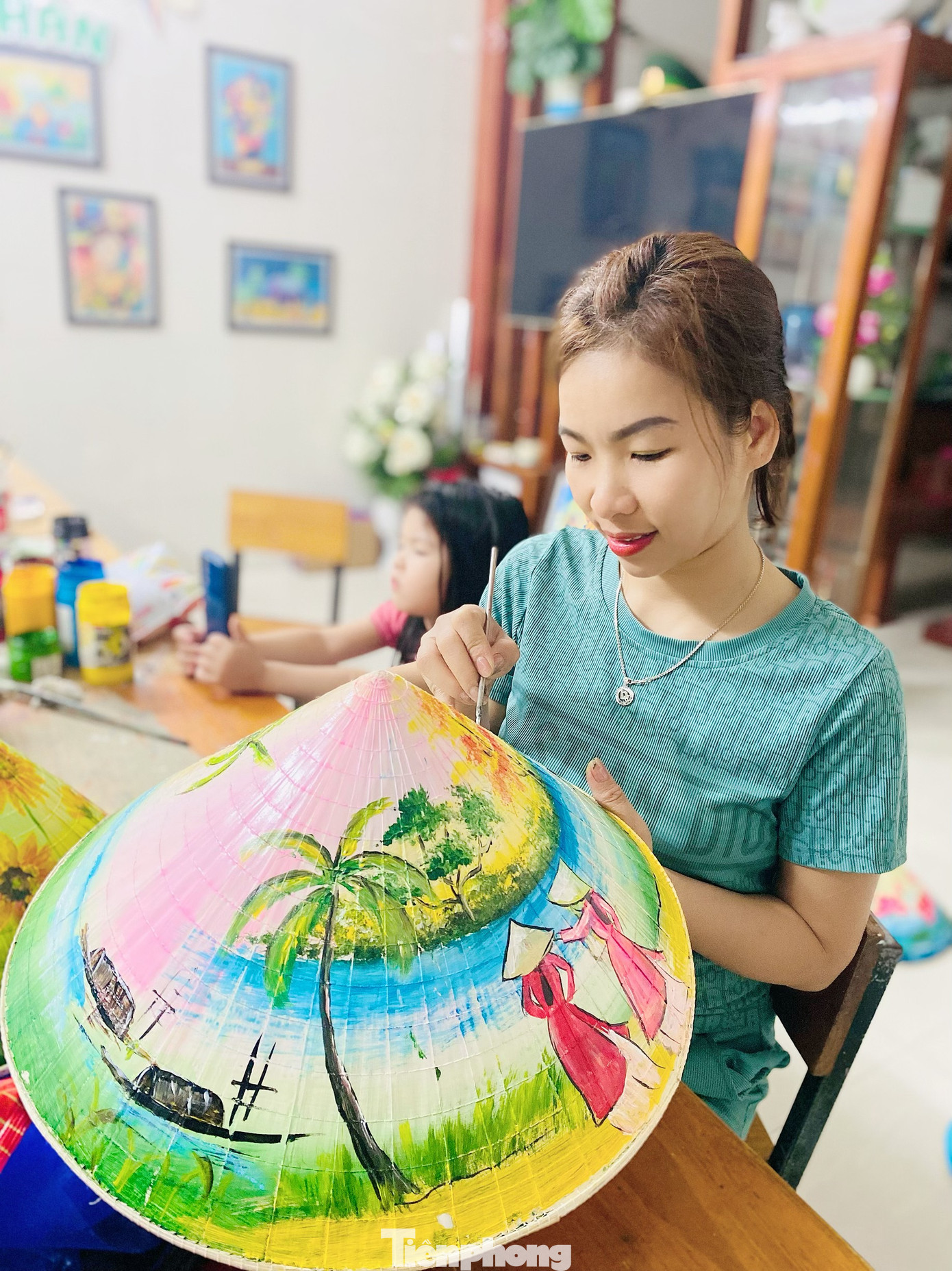 Cô Nguyễn Thị Vân - 1 trong 3 giáo viên mỹ thuật vẽ những chiếc nón lá độc đáo, cho hay, mất khoảng 1 tháng cả 3 cô mới vẽ xong 10 chiếc nón từ việc lên ý tưởng đến vẽ phác họa và cuối cùng là vẽ lên nón thành phẩm. "Khó nhất là vẽ địa danh vì còn phải tìm địa danh nào nổi bật rồi lồng ghép vào. Ngoài ra, việc vẽ lên nón khó hơn vẽ trên giấy. Vì nón là hình chóp, người vẽ phải hình dung được không gian 3D và cũng khó thể hiện. Khi vẽ phải bố trí làm sao cho bố cục hợp lý, để khi mọi người nhìn vào phải nhận ra đó là địa danh nào, ở đâu. Có hình vẽ các cô phải vẽ ngày này qua ngày khác mới xong", cô Vân chia sẻ.