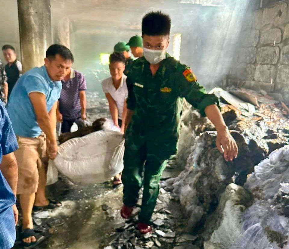 Hỗ trợ cứu tài sản ra ngoài.