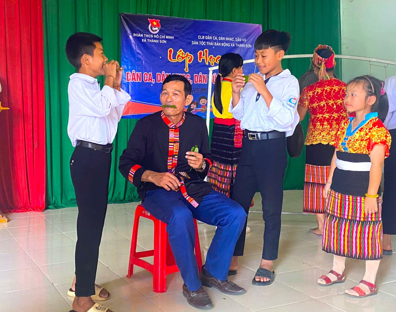 Các em nhỏ còn được hỏi cách thổi kèn bằng những chiếc lá cây.