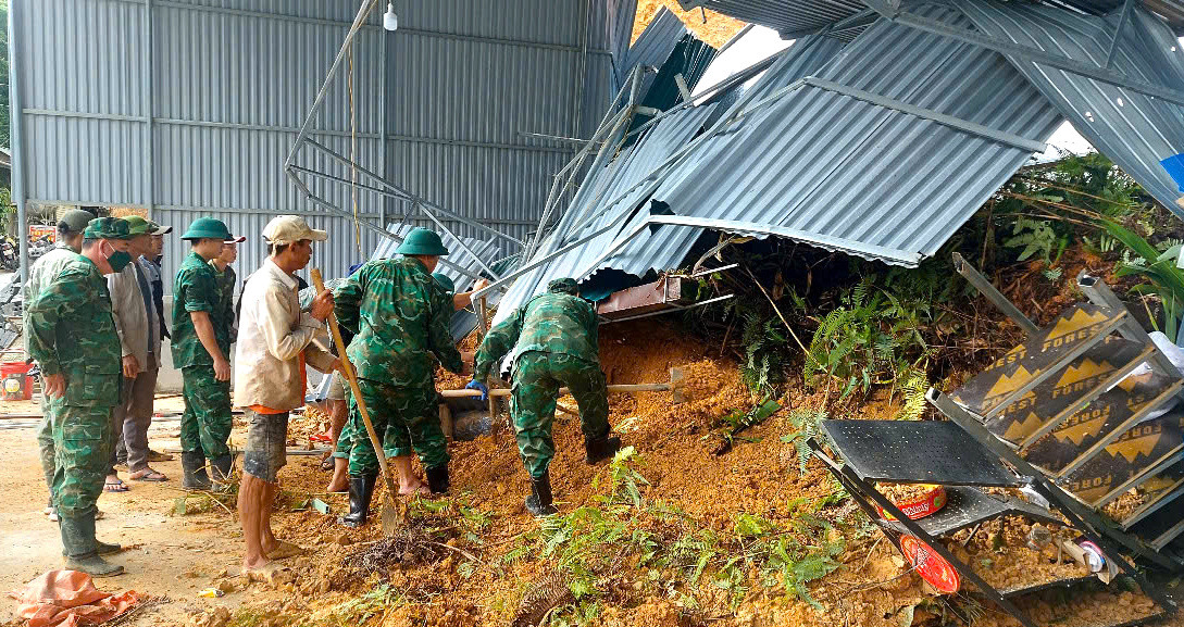 Khoảng 20h15 cùng ngày, một lượng đất đá lớn trên núi sạt lở xuống đã vùi lấp toàn bộ căn nhà của gia đình anh Phạm Trung Kiên (bản Na Khướng). Thời điểm này, căn nhà mới được dựng xong bằng mái tôn và khung sắt, hiện đang xây dựng tường bao và hoàn thiện để vào ở. Khoảng 20h15 cùng ngày, một lượng đất đá lớn trên núi sạt lở xuống đã vùi lấp toàn bộ căn nhà của gia đình anh Phạm Trung Kiên (bản Na Khướng). Thời điểm này, căn nhà mới được dựng xong bằng mái tôn và khung sắt, hiện đang xây dựng tường bao và hoàn thiện để vào ở.