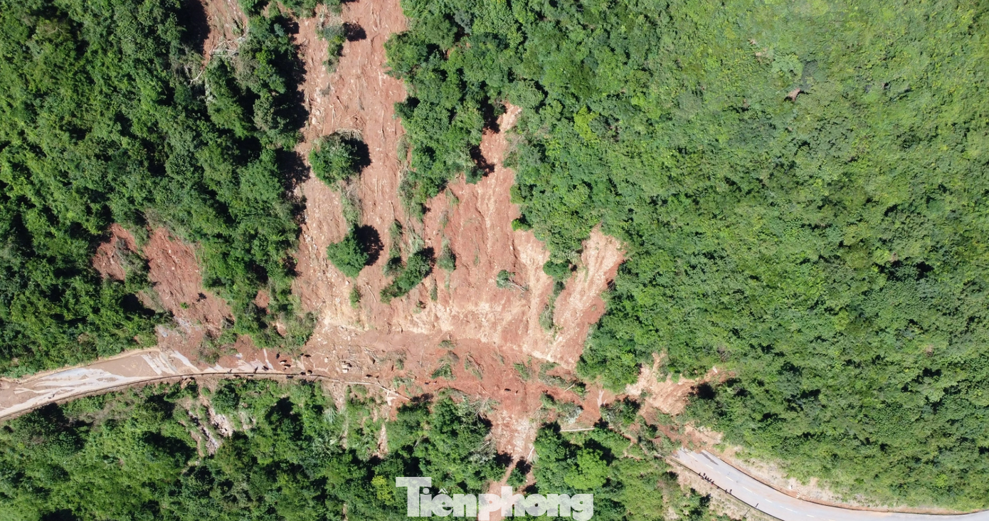 Trước đó vào tháng 10/2022, cung đường này đã bị sạt lở nghiêm trọng với hàng chục điểm khiến giao thông trên quốc lộ 7 bị chia cắt suốt gần nửa tháng. Cả trăm khối đất đá từ các ngọn đồi sạt lở chắn ngang quốc lộ 7. (Ảnh chụp vụ sạt lở tháng 10/2022). Trước đó vào tháng 10/2022, cung đường này đã bị sạt lở nghiêm trọng với hàng chục điểm khiến giao thông trên quốc lộ 7 bị chia cắt suốt gần nửa tháng. Cả trăm khối đất đá từ các ngọn đồi sạt lở chắn ngang quốc lộ 7. (Ảnh chụp vụ sạt lở tháng 10/2022).