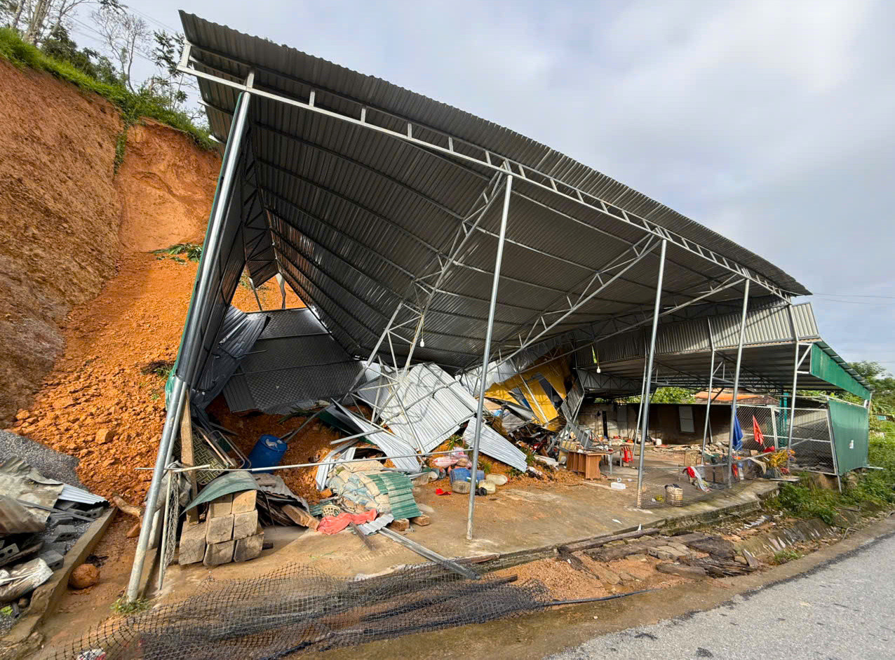 Ngày 5/7, Đồn Biên phòng Na Loi (Bộ đội Biên phòng Nghệ An) cho biết vừa phối hợp với chính quyền địa phương và người dân bản Na Khướng (xã Na Loi) tổ chức giúp đỡ gia đình anh Phạm Trung Kiên di dời tài sản và tháo dỡ ngôi nhà bị đất đá sạt lở vùi lấp. Ngày 5/7, Đồn Biên phòng Na Loi (Bộ đội Biên phòng Nghệ An) cho biết vừa phối hợp với chính quyền địa phương và người dân bản Na Khướng (xã Na Loi) tổ chức giúp đỡ gia đình anh Phạm Trung Kiên di dời tài sản và tháo dỡ ngôi nhà bị đất đá sạt lở vùi lấp.