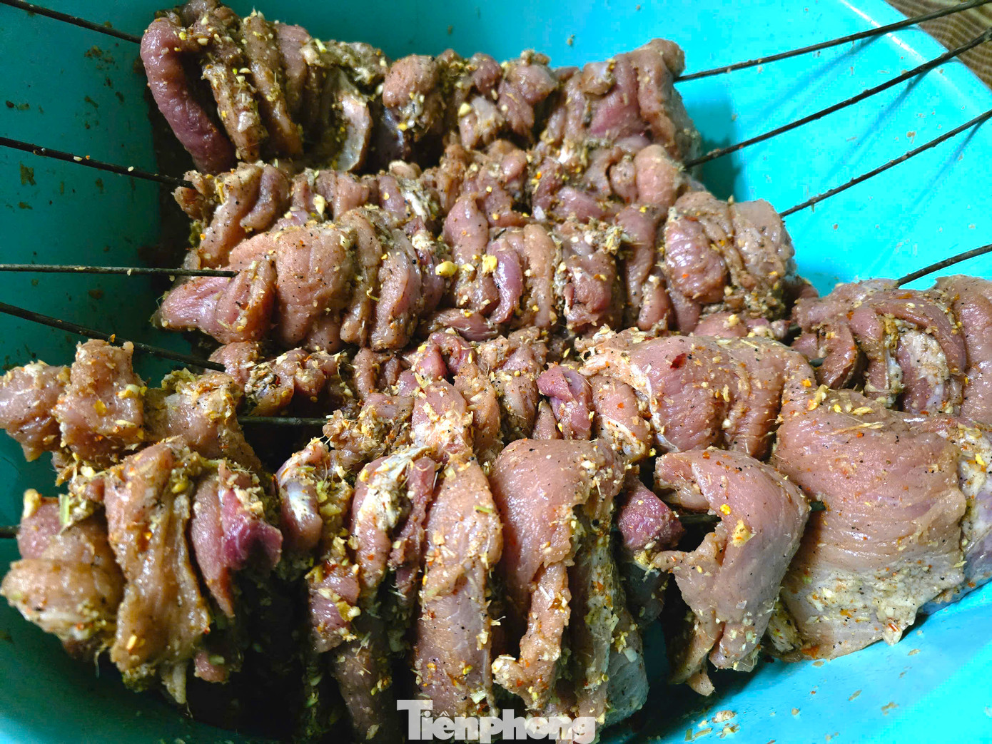 Để thịt có vị thơm ngon đặc trưng, người dân sẽ ướp thịt trong khoảng 3 giờ đồng hồ. Mỗi gia đình sẽ có một bí quyết ướp gia vị riêng để có sản phẩm đặc trưng. Tuy nhiên gia vị dùng để ướp không thể thiếu chính là hạt dỗi và hạt mắc khén (tiêu rừng). Để thịt có vị thơm ngon đặc trưng, người dân sẽ ướp thịt trong khoảng 3 giờ đồng hồ. Mỗi gia đình sẽ có một bí quyết ướp gia vị riêng để có sản phẩm đặc trưng. Tuy nhiên gia vị dùng để ướp không thể thiếu chính là hạt dỗi và hạt mắc khén (tiêu rừng).