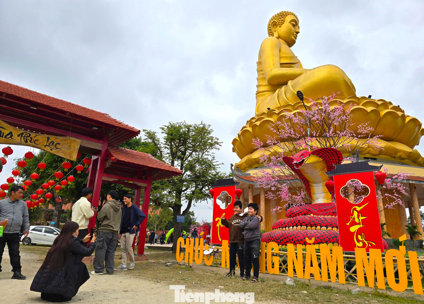 Tượng Phật Thích Ca Mâu Ni được làm từ bê tông cốt thép gồm 3 phần thân tượng, đài sen và lầu bát giác. Tượng cao 42 m, đường kính phía dưới tượng 32 m. Thân tượng được dựng với tư thế ngồi thiền hướng ra biển. Đến với chùa những ngày đầu năm, du khách đua nhau đứng chụp hình check-in dưới chân tượng phật. Tượng Phật Thích Ca Mâu Ni được làm từ bê tông cốt thép gồm 3 phần thân tượng, đài sen và lầu bát giác. Tượng cao 42 m, đường kính phía dưới tượng 32 m. Thân tượng được dựng với tư thế ngồi thiền hướng ra biển. Đến với chùa những ngày đầu năm, du khách đua nhau đứng chụp hình check-in dưới chân tượng phật.
