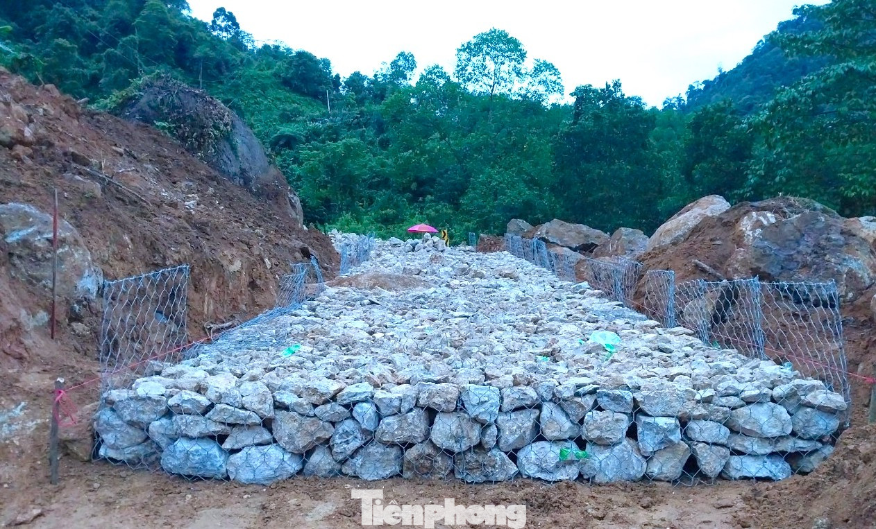 Một con đường mới tạm đang được mở thêm để phục vụ các phương tiện đi lại trong thời gian chờ sửa chữa hiện trường vụ sạt lở.