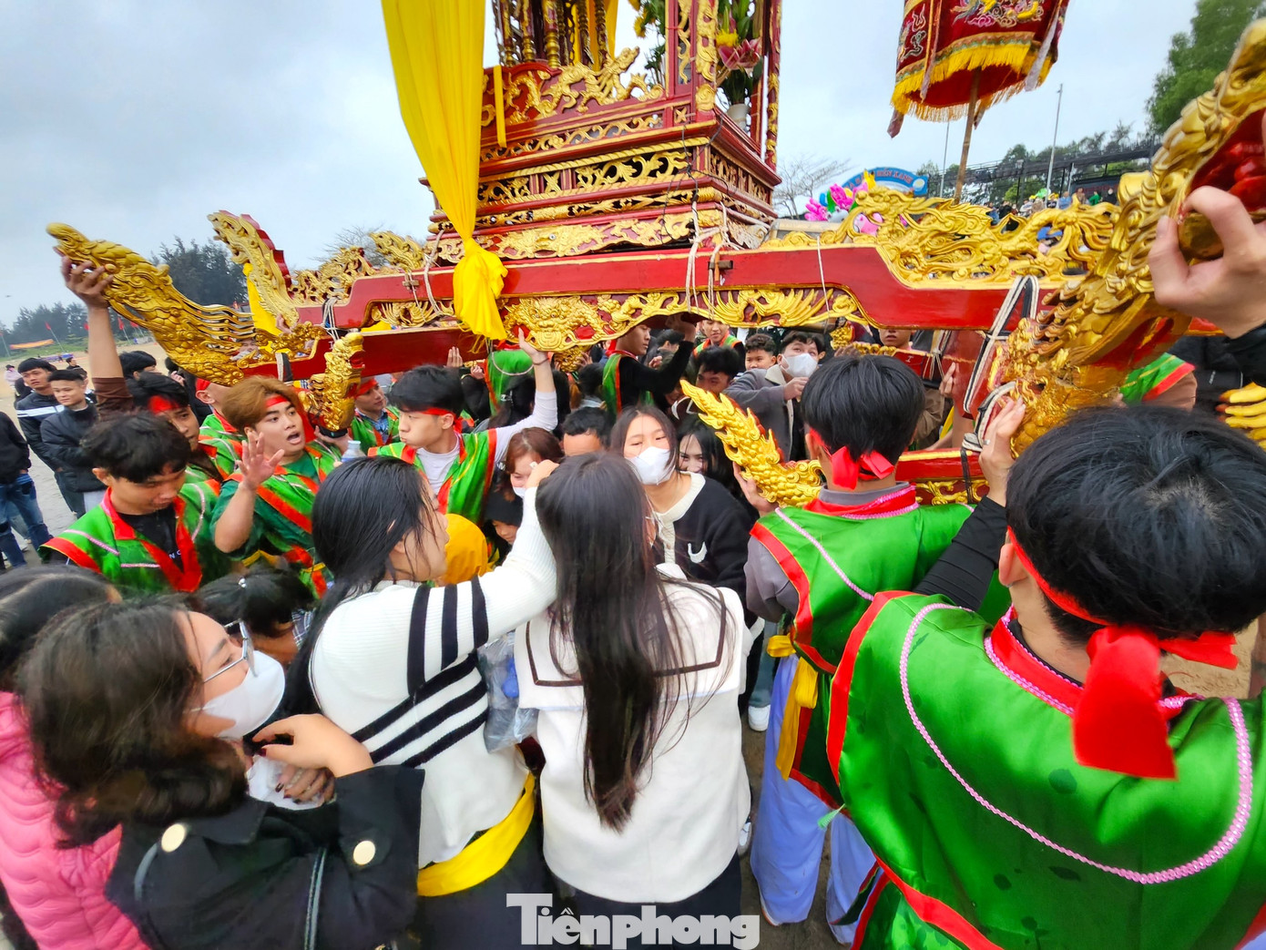 Trong lúc đoàn rước kiệu đi, nhiều du khách chen nhau chui qua dưới kiệu với mong muốn được may mắn.