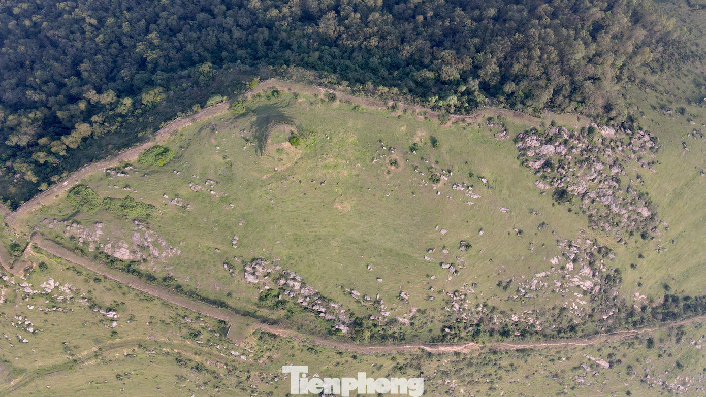 Tường thành được ghép bằng đá vôi, đá son có chiều cao khoảng 2 m, xếp chồng lên nhau. Mặt thành hình thang, nhiều đoạn được ghép cao làm vọng cho lính canh gác để báo động khi có giặc xâm chiếm.