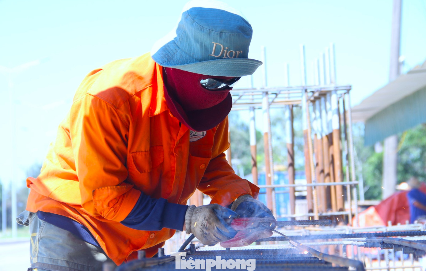 Làm việc trong thời tiết nắng nóng, các công nhân phải bịt kín mặt mũi.