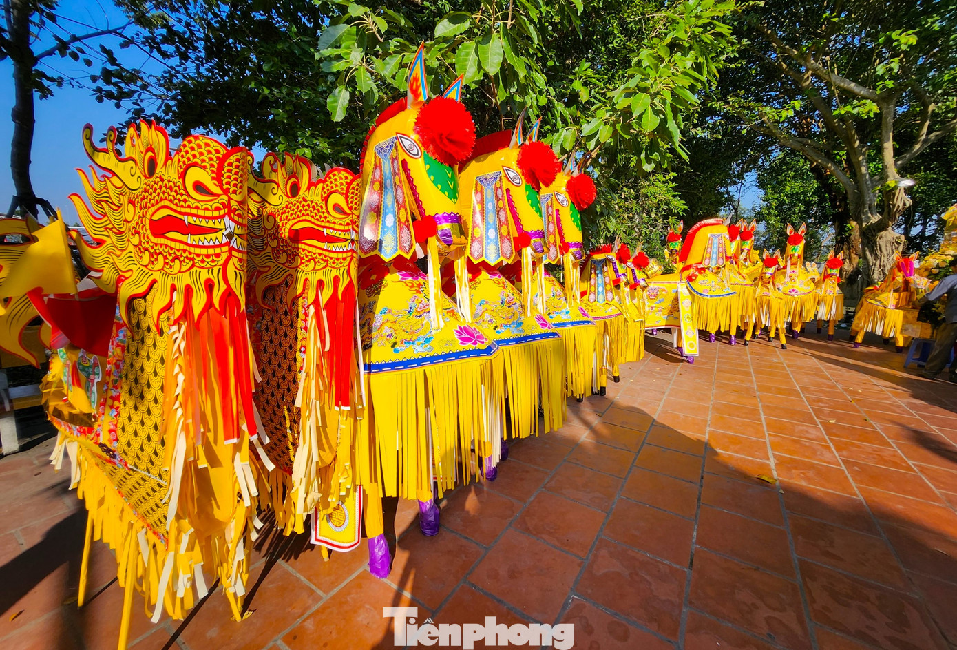 Phía trước khu vực đền được xếp từng dãy ngựa vàng giấy, thuyền rồng kèm những khối vàng thỏi. Đây là lễ vật của du khách về hành hương dâng lên đền để cầu khấn.
