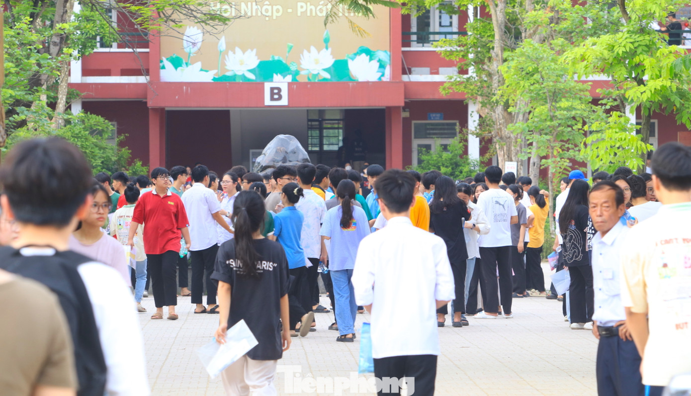 Sáng 5/6, hơn 44.000 thí sinh trên toàn tỉnh Nghệ An đã bước vào ngày thi đầu tiên của Kỳ thi tuyển sinh vào lớp 10 năm học 2024 - 2025. Được biết, toàn tỉnh Nghệ An có 72 điểm thi. Đây là kỳ thi có số lượng thí sinh cao nhất từ trước đến nay và nhiều hơn 7.000 thí sinh so với mùa thi năm trước.