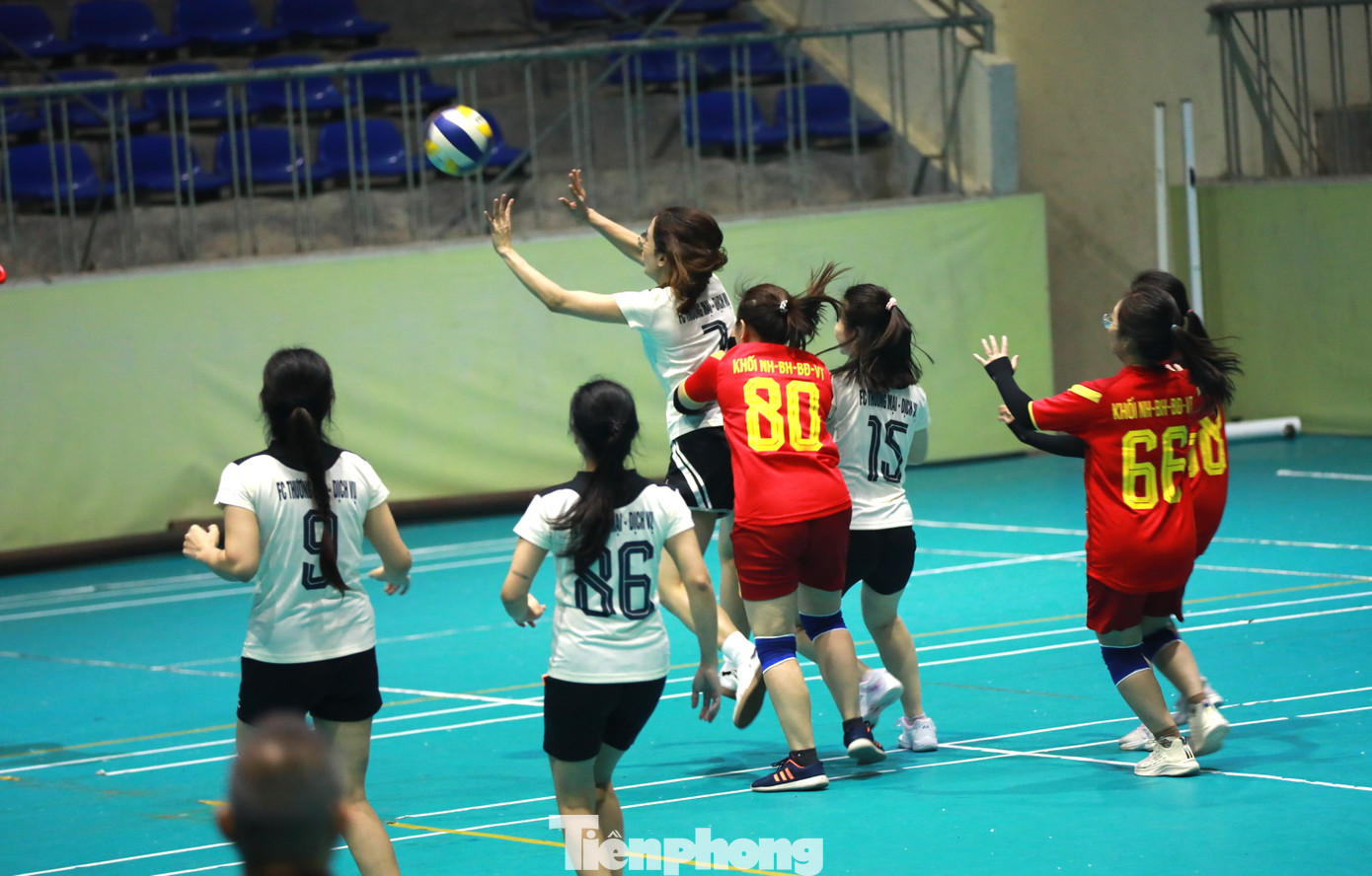 Những giây phút thi đấu gay cấn của các đội bóng sọt nữ. Những giây phút thi đấu gay cấn của các đội bóng sọt nữ.