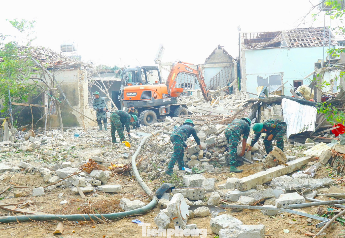 Sau khi kết thúc việc dò vật liệu nổ, lực lượng công binh phối hợp đơn vị chức năng dọn dẹp hiện trường vụ việc. Sau khi kết thúc việc dò vật liệu nổ, lực lượng công binh phối hợp đơn vị chức năng dọn dẹp hiện trường vụ việc.