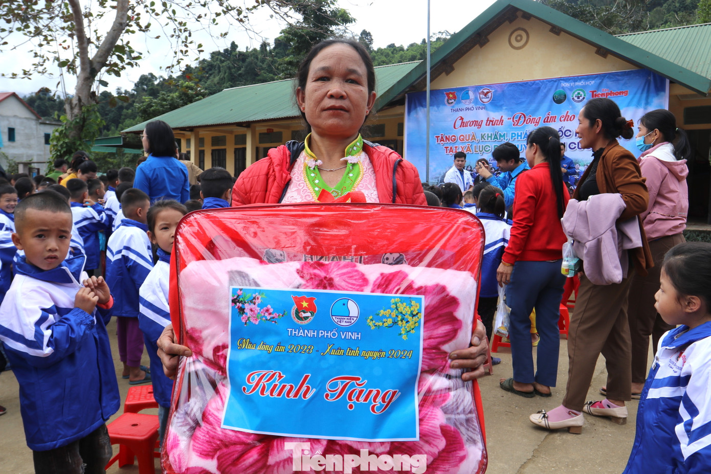 Bà Lê Thị Nghi (54 tuổi) là một trong những hộ nghèo được nhận quà chia sẻ: "Gia đình tôi thuộc hộ nghèo của bản, của xã. Hôm nay được thăm khám miễn phí lại còn được chương trình tặng nhiều phần quà, tặng chăn, tôi vui lắm. Tết này vậy là vui lắm rồi".