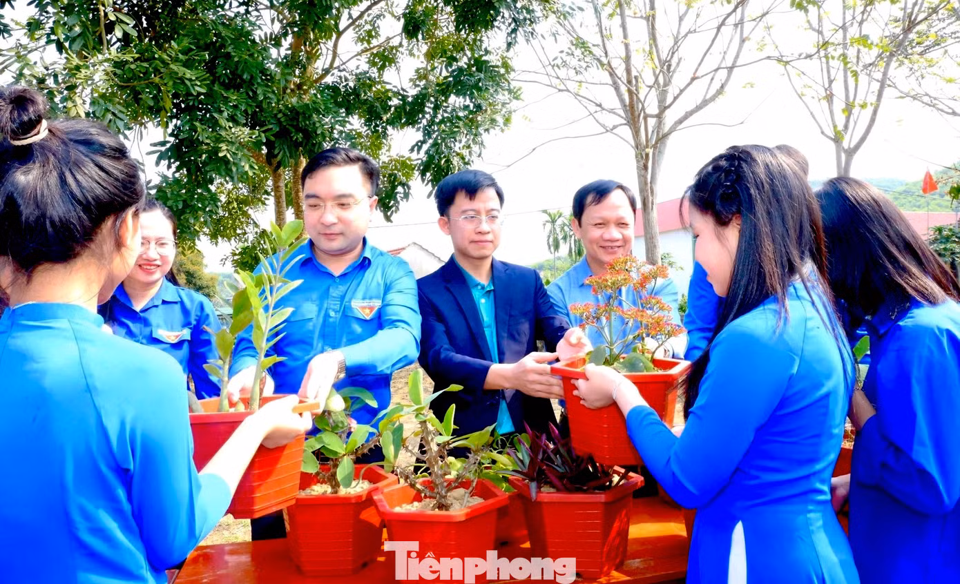 Trong khuôn khổ chương trình đã diễn ra nhiều hoạt động, phần việc ý nghĩa như tổ chức gian hàng đổi rác thải nhựa lấy cây xanh.