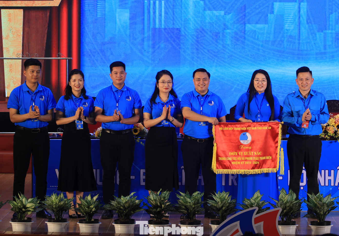 Hội LHTN tỉnh Nghệ An tặng cờ cho Hội LHTN thành phố Vinh - đơn vị xuất sắc trong công tác Hội và Phong trào Thanh niên nhiệm kỳ 2029-2024. Hội LHTN tỉnh Nghệ An tặng cờ cho Hội LHTN thành phố Vinh - đơn vị xuất sắc trong công tác Hội và Phong trào Thanh niên nhiệm kỳ 2029-2024.