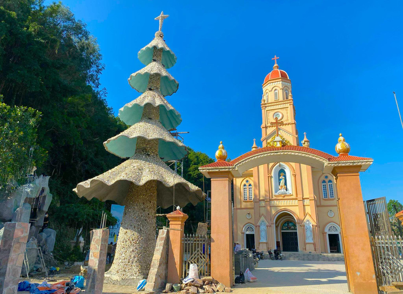 Được biết, giáo xứ Lộc Mỹ thuộc giáo hạt Cửa Lò (Giáo phận Vinh) được thành lập năm 1853. Nơi đây có gần 3.000 giáo dân với ngành nghề chủ yếu là đánh bắt cá ngoài biển. Được biết, giáo xứ Lộc Mỹ thuộc giáo hạt Cửa Lò (Giáo phận Vinh) được thành lập năm 1853. Nơi đây có gần 3.000 giáo dân với ngành nghề chủ yếu là đánh bắt cá ngoài biển.